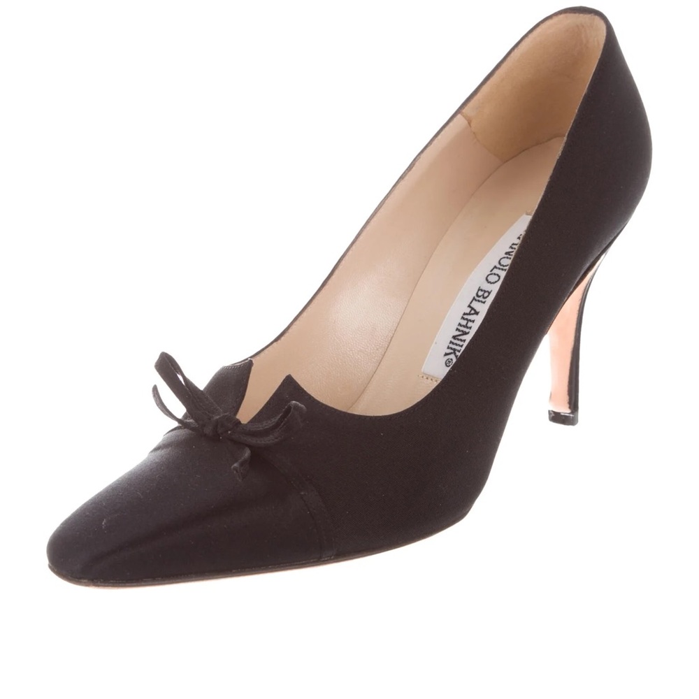 MANOLO BLAHNIK
Satin Pointed-Toe Pumps